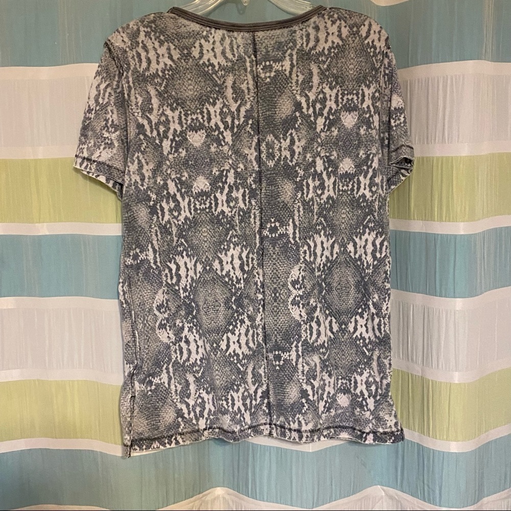 Free People SnakeSkin Tourist Distressed T-Shirt Sz XS - Picture 7 of 8